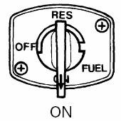 Przepełnienie zbiornika paliwa doprowadzić może po jego rozgrzaniu przelanie się benzyny. Rozlane paliwo wzniecić może pożar. Nie należy napełniać zbiornika powyżej dolnej krawędzi króćca wlewowego.