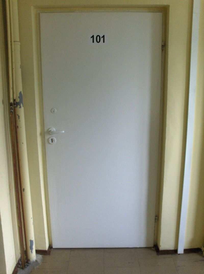 2.2. Pomieszczenie labolatoryjne 101 Data : 2011-09-13 Str: 9 39 Pozycja 2,000 m2 Drzwi aluminiowe: jednoskrzydłowe (MontaŜ drzwi aluminiowych przeszkolnych w połownie wraz z osadzeniem ramy