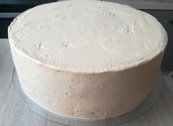 Ostudzić do jeszcze płynnego i polać górę tortu, tak żeby spływała w formie soplów po bokach, tworząc efekt drip-cake.