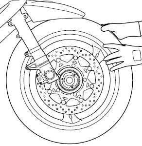 UWAGA Niewłaściwe uŝycie dźwigu moŝe spowodować uszkodzenie filtra oleju. W czasie podnoszenia motocykla nie wolno podkładać Ŝadnych podpórek i stojaków pod filtr oleju. 8. Wykręć oś koła przedniego.