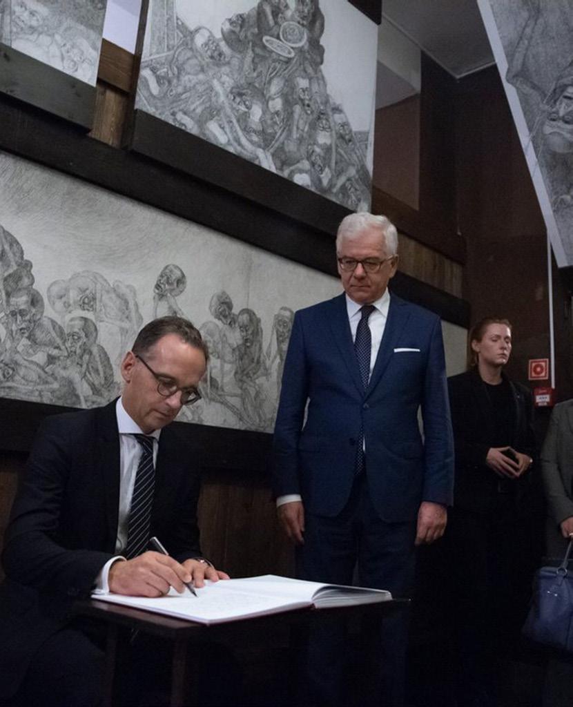 WIZYTA W AUSCHWITZ Tuż przed odbyciem rozmów niemiecki minister wraz z dyplomatami niemieckimi z ambasady w Warszawie odwiedził Międzynarodowy Dom Spotkań Młodzieży oraz były niemiecki obóz