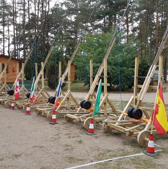 poprawnej realizacji wymagane jest zaangażowanie i współpraca całej grupy. Po zebraniu wszystkich potrzebnych elementów, grupy przystępują do budowy katapulty.