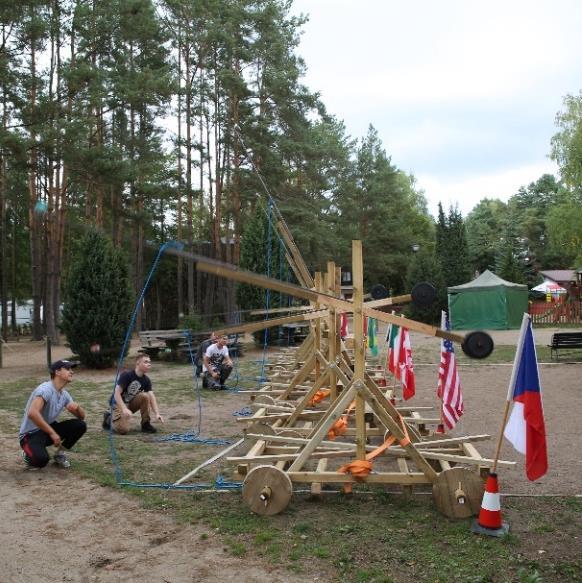 Bitwa toczy się na zgormadzoną wcześniej amunicję (balony wypełnione wodą).