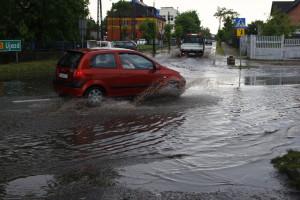 miasto poniosło na kompleksie sportowym Orlik przy ul. Żwirki. Wiatr porwał blaszany kontener gospodarczy i cisnął nim w ogrodzenie boiska, oddalone o kilkadziesiąt metrów.