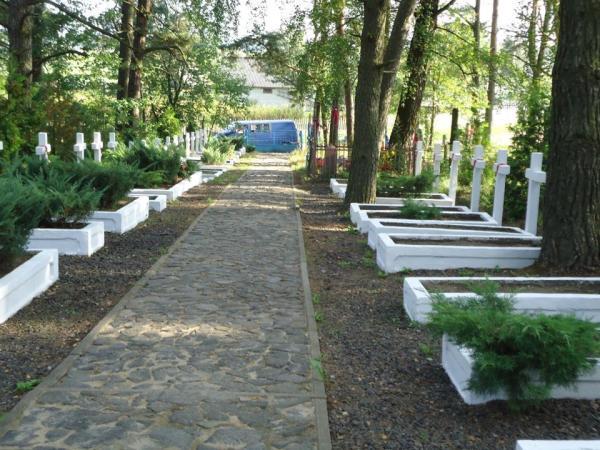 Maniewicze Cmentarz położony na tyłach kościoła rzymskokatolickiego w Maniewiczach, obecnie pod opieką księdza Andrzeja Kwiczaly (rodem z Nysy na Opolszczyźnie).