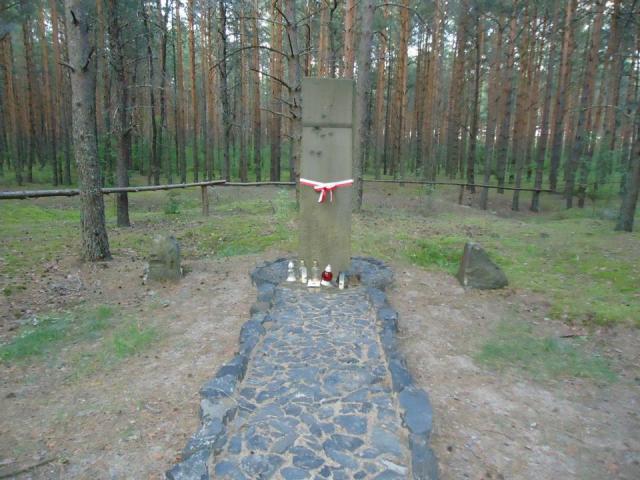 Jeden z dwóch słupów pamięci w Polskim Lasku poświęcony bytności tamże komendanta Józefa Piłsudskiego w kwietniu czerwcu 1916 r.