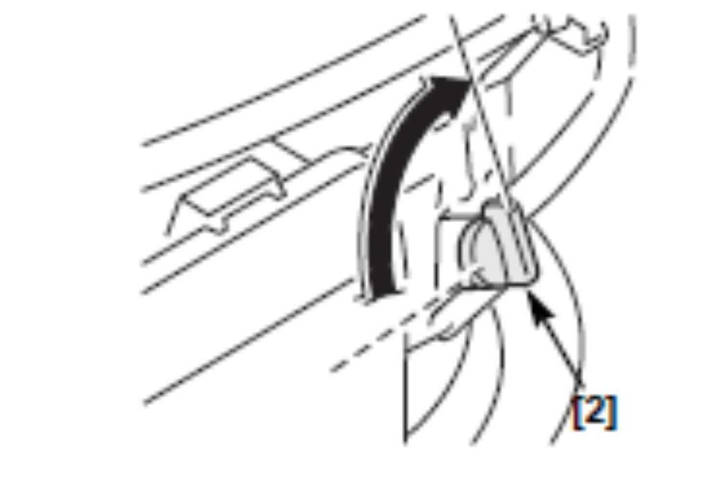 2. Przywiedź dźwignię sterowania ostrzami [1] do rączki kierownicy i przytrzymaj. Dźwignia sterowania ostrzami musi być przywiedziona do rączki kierownicy, aby możliwe było uruchomienie silnika.