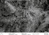 mikroskopem skaningowym REM (lewe) wytrawionej powierzchni ceramiki (5%-owy kwas fluorowodorowy, 60 sek.