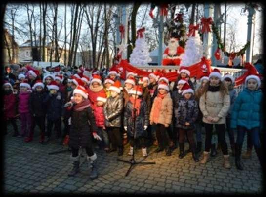 Spotkania i wydarzenia 4 grudnia - najmłodsi jaślanie zgromadzili się w niedzielne popołudnie w parku miejskim, by zgodnie z wcześniejszymi zapowiedziami, przywitać św.