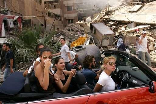 W 2007 roku amerykański fotoreporter Spencer Platt wygrał konkurs World Press Photo zdjęciem Bejrutu wykonanym tuż po izraelskim bombardowaniu Autor zdjęcia nie zdążył poprosić osób jadących autem o
