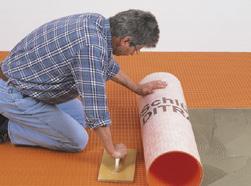 Z tego też względu należy używać płyt impregnowanych. Płyty mogą być użyte jako podłoże zarówno na podłodze jak i na ścianie.