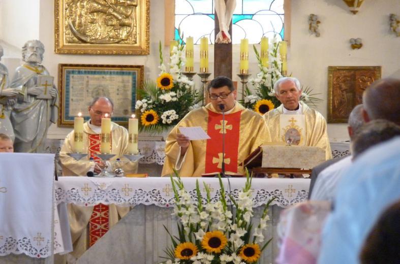 W tym roku uroczystości dożynkowe obchodzono w sołectwie Żuchlów. Już tradycyjnie dożynki rozpoczęły się Mszą Św. w kościele parafialnym pw.