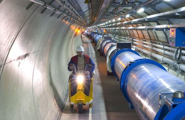 Protony osiągną 99.9999991% prędkości światła, w ciągu sekundy tunel o długości 27 km obiegną 11245razy.