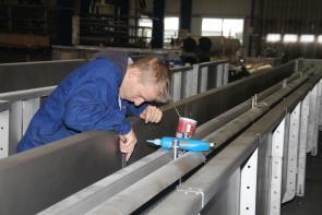 Praca mechanika montera maszyn i urządzeń wymaga na ogół zespołowego działania i oparta jest na współpracy.