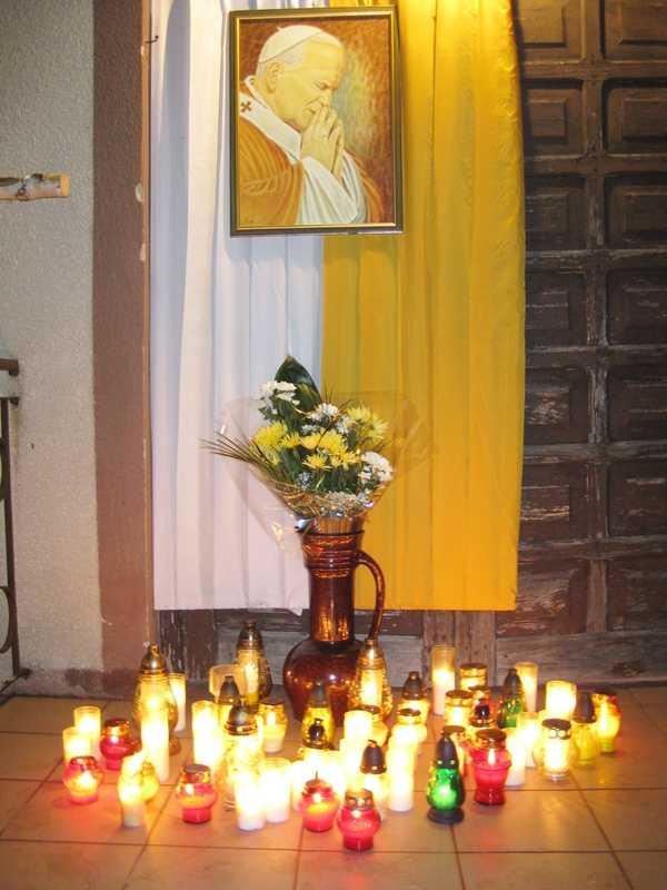 Ojcze Święty mieszkańcy gminy pamiętają W dniu 1 kwietnia 2010 r. na Placu Zgromadzeń odbyły się obchody V Rocznicy Śmierci Papieża Jana Pawła II.