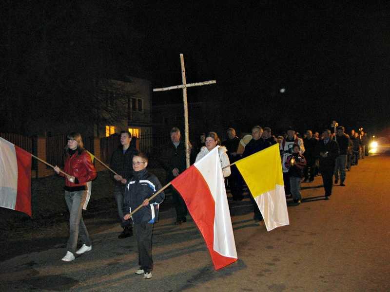 licznie przybyli mieszkańcy gminy. Uroczystość rozpoczęła się ukochaną piosenką Papieża Barką w wykonaniu Młodzieżowej Orkiestry Dętej z Leśniowic.
