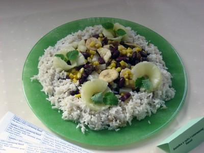 Sałatka indyjska 100g długoziarnistego ryżu 250 ml bulionu z kury 50g czerwonej fasoli z puszki 50g ziaren kukurydzy z puszki 1 pomidor, 1mała cebula 1 jabłko, 1 banan, 2 plasterki ananasa 1