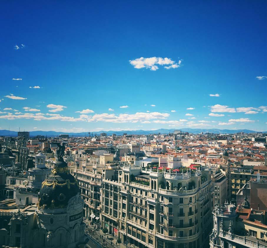 Szkoła w Madrycie istnieje od 1982 MADRYT Ucz się hiszpańskiego i odkryj stolicę Hiszpanii. roku! Zatrudnia ponad 100 osób i znajduje się w eleganckim budynku z XIX wieku, w Złotym Trójkącie Sztuki.