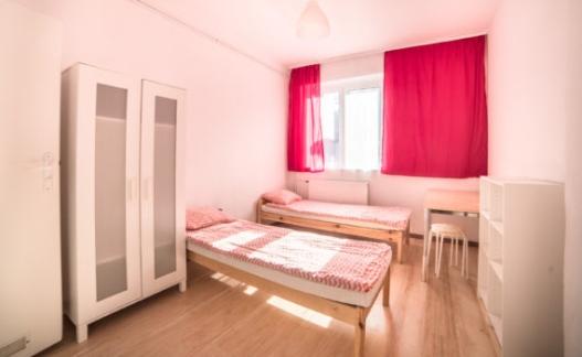 prywatny pokoje 3-6 osobowe w pełni wyposażone łazienki w pokojach budynek murowany - pawilon, pokoje z wyjściem na taras duża stołówka, świetlica, sprzęt audiowizualny sala gimnastyczna, boiska