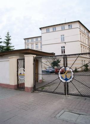 liczba miejsc: 185 internat w centrum Darłowa pokoje 2-6 osobowe w pełni wyposażone łazienki na korytarzach budynek murowany,