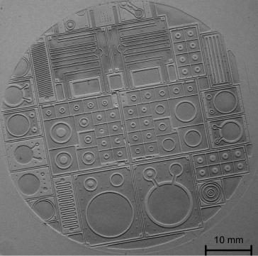 Mikroobróbka surowych foli ceramicznych Wytłaczanie na gorąco (parametry procesu) zbyt wysoka temperatura procesu może prowadzić do przyklejania surowej ceramiki LTCC do formy, a zbyt niska