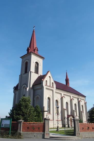 , eklektyczny, murowany, orientowany, na rzucie prostokąta z transeptem w części zach. i wieżą.