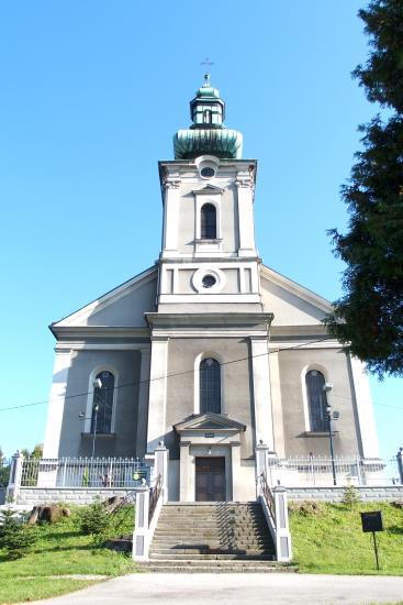 Korpus i prezbiterium przykryte jednokalenicowym dachem, wieża zwieńczona spłaszczonym barokowym hełmem z latarnią.