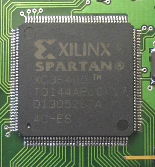 Układy FPGA FPGA (field-programmable gate array) programowalna macierz bramek - zawierają od 64 do dziesiątków tysięcy bramek (i bloków logicznych) - może być wielokrotnie programowany bez demontażu