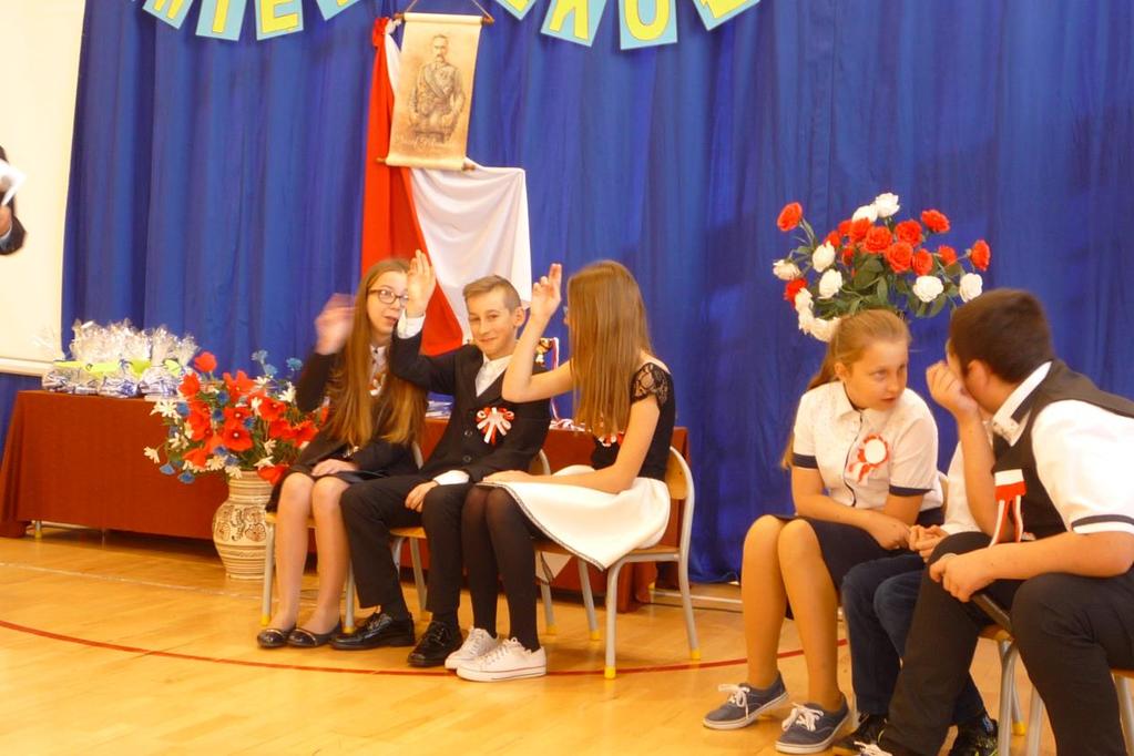 Wielu wrażeń dostarczył konkurs pieśni legionowych. Zespoły z wszystkich klas zaprezentowali wylosowane wcześniej pieśni.