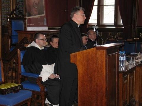 W czwartek 22 kwietnia - pierwszy dzień międzynarodowej konferencji naukowej zatytułowanej "Świat i wiara w godzinie przełomu". To bezpośrednie nawiązanie do wspomnianego na wstępie eseju.