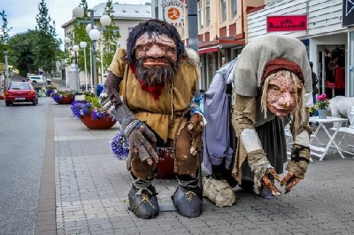 AKUREYRI, Islandia Północne wybrzeże Islandii charakteryzują dwa wrzynające się w głąb lądu fiordy Eyjfjordur oraz Skagafjordur, a także zatoka Hunafloi.