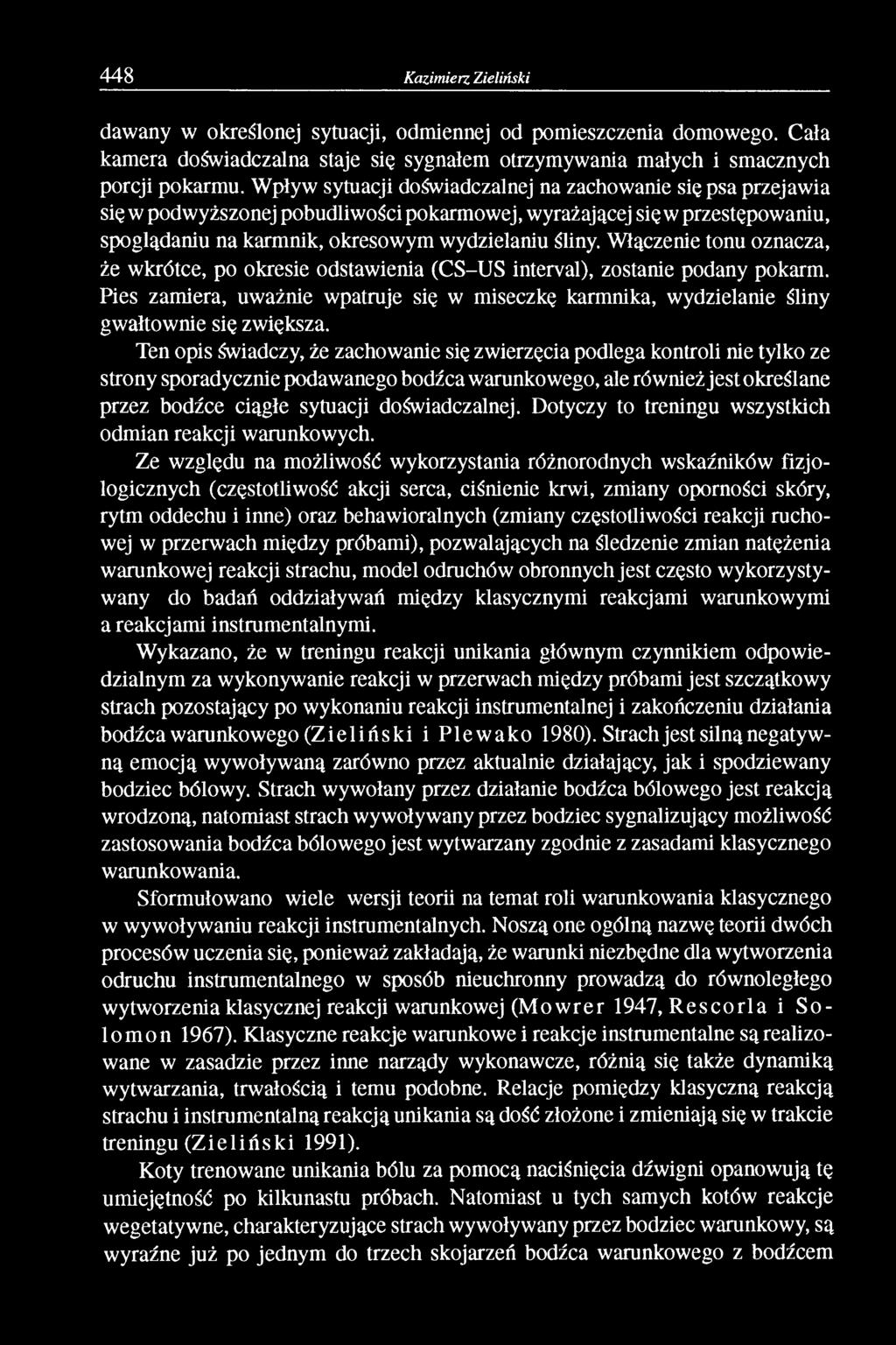 Włączenie tonu oznacza, że wkrótce, po okresie odstawienia (CS-US interval), zostanie podany pokarm. Pies zamiera, uważnie wpatruje się w miseczkę karmnika, wydzielanie śliny gwałtownie się zwiększa.