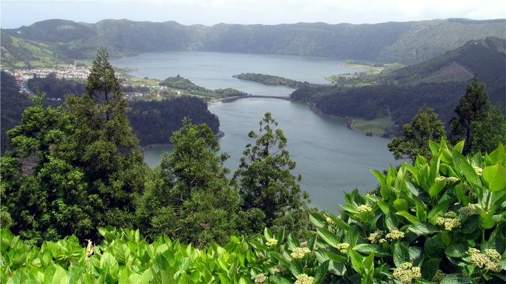 Jest też dużo jezior ze słodka wodą, położonych wysoko w górach. Można podziwiać widok tych jezior w połączniu z bujną zielona roślinnością. Wyspy są ciekawie zagospodarowane pod kątem turystycznym.