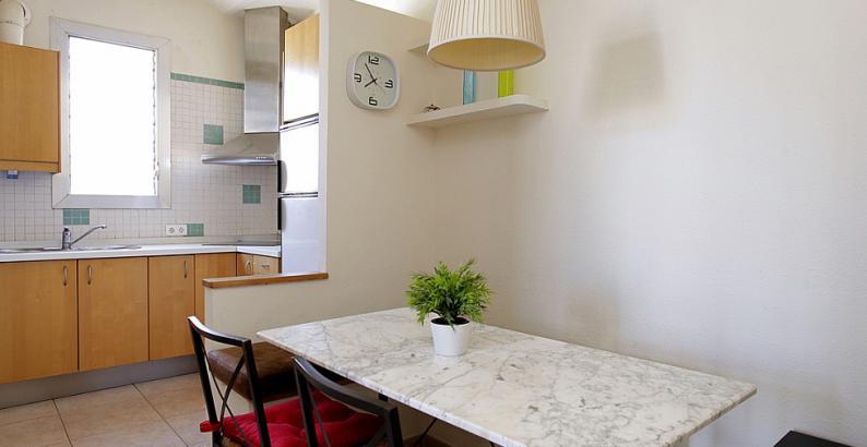 PRZYTULNE MIESZKANIE W BARCELONIE Opis Cena za noc od 120 Cena za miesiąc od 900 Ten komfortowy apartament położony jest w cichej dzielnicy mieszkalnej Horta-Guinardó, znajdującej się w górnej części