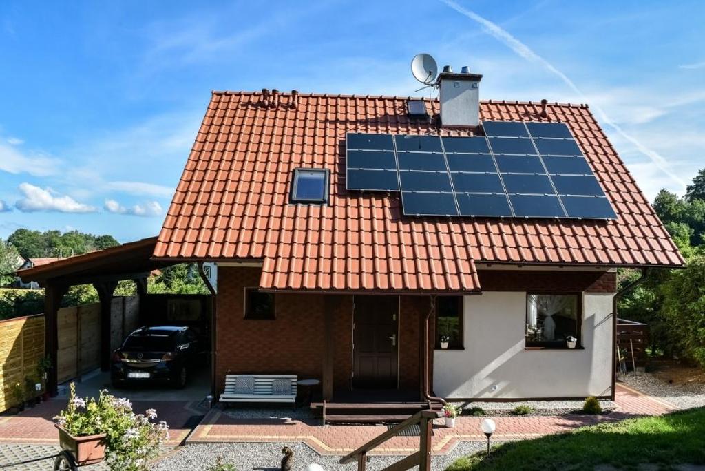 Na piętrze znajdują się 3 duże pokoje ze wspólną łazienką. Na zewnątrz domu znajduję się zadaszenie, które można wykorzystać w wieloraki sposób np. dla auta, czy miejsca do wypoczynku.