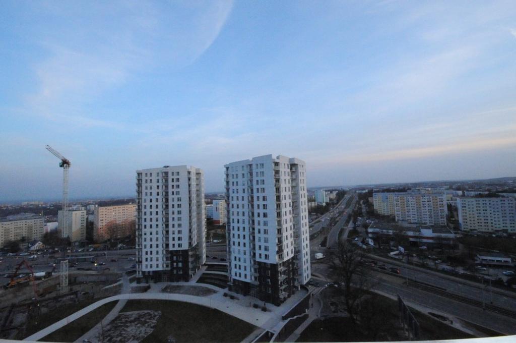 oraz gabinety kosmetyczne i lekarskie. W najbliższym sąsiedztwie pełna infrastruktura handlowo-usługowa, a także szkoły, przedszkola i żłobki.