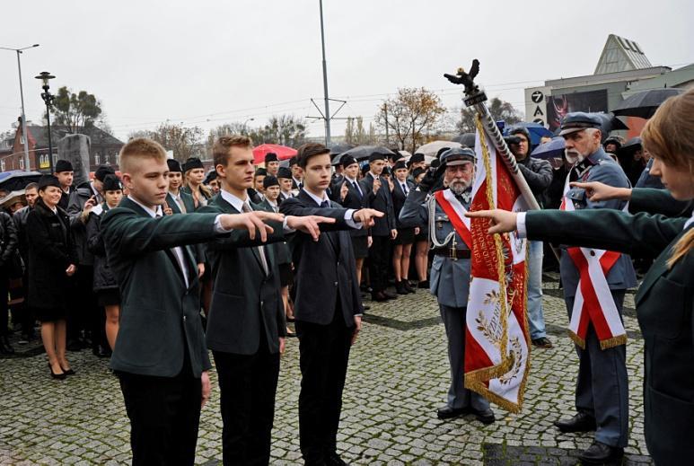 REKRUTACJA W procesie rekrutacji do klasy pierwszej LOM SPARTAKUS wymagane są następujące dokumenty: podanie o przyjęcie do szkoły świadectwo ukończenia gimnazjum / szkoły podstawowej; zaświadczenie