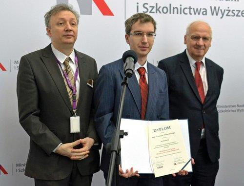 Autor z wiceministrem Sebastianem Skuzą i prof. Zbigniewem Marciniakiem, przewodniczącym RGNiSW, podczas uroczystości wręczenia nagród w XIII konkursie FA Skomplikowane i proste.