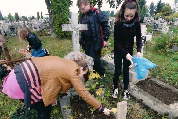 Wybór samorządu SKC. Wyjazd do Skrzatusza na Diecezjalne Spotkanie Młodych. Październik włączenie się do ogólnopolskiej akcji na cele fundacji Dzieło Nowego Tysiąclecia.