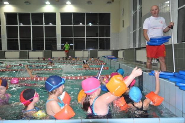 Powszechna nauka pływania w Orońsku Projekt dofinansowany przez Gminę Orońsko W ramach projektu uczniowie szkół podstawowych z