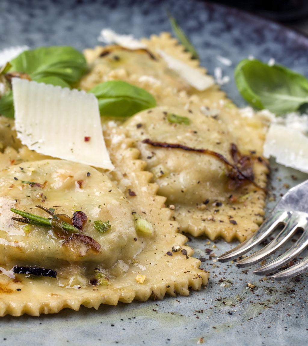 ŚWIEŻE RAVIOLI MORSKO-ZIEMNE ciasto na makaron 300 g dorsza 300 g mozzarelli di bufala 300 g ziemniaków sól pieprz oliwa 1 pomarańcza (lub kilka kumkwatów) szczypta świeżego tymianku W garnku