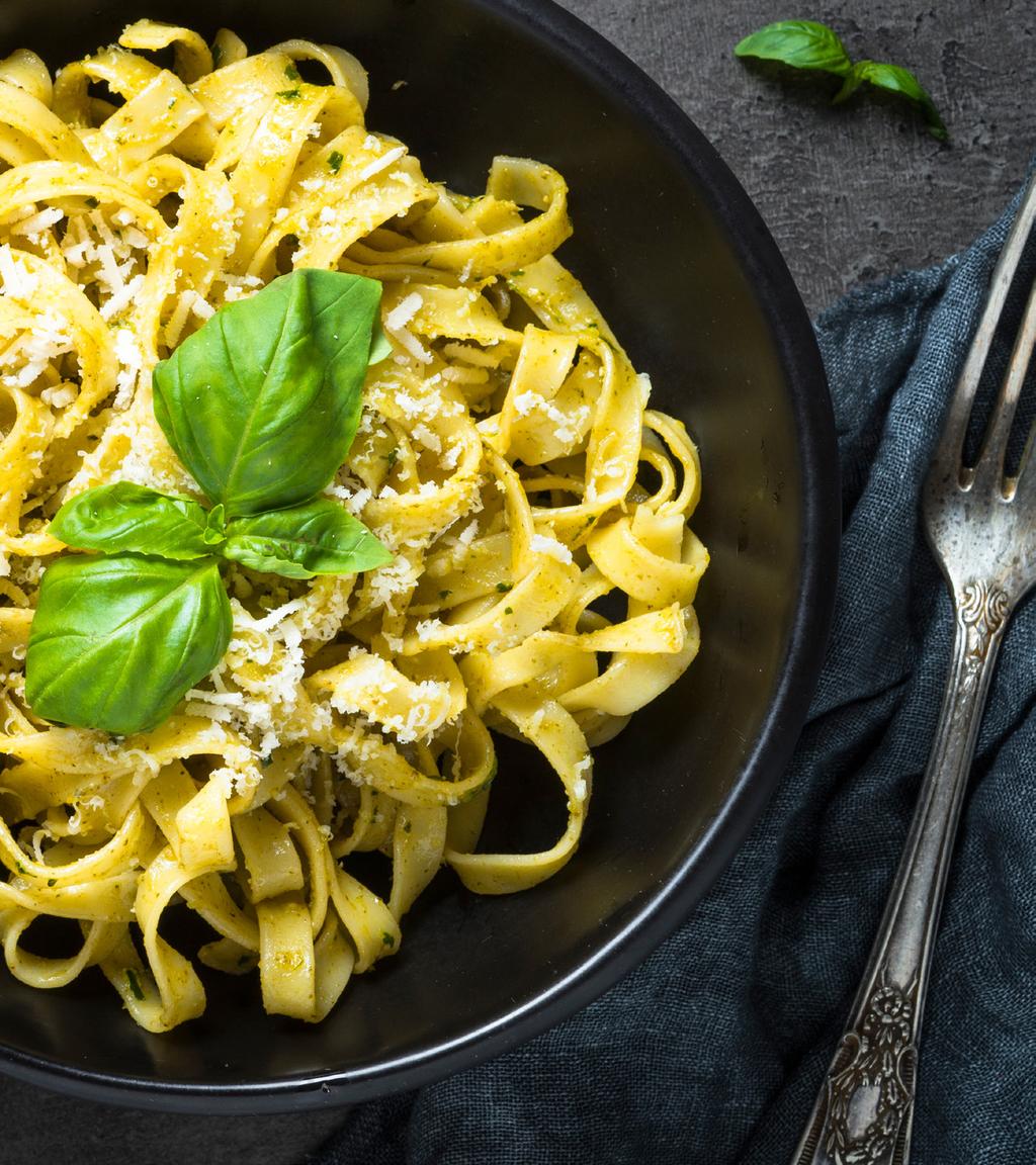 PASTA AL PESTO ciasto na makaron 280 g rigatoni lub farfalle 100 g liści bazylii 4 ząbki czosnku 50 g orzeszków pinii 140 g parmigiano reggiano 70 g pecorino Romano 200 ml oliwy extravergine 2