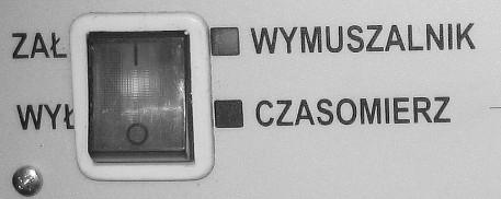 4.2.PRZYŁĄCZENIE WYMUSZALNIKA DO SIECI ZASILAJĄCEJ Z lewej strony wymuszalnika znajduje się gniazdo z pięcioma bolcami, do którego należy włożyć wtyk specjalnego przewodu sieciowego, z drugiej