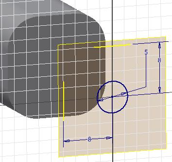 W tym celu, mając Inventor ustawiony w stanie modelowania 3D, wybieramy Płaszczyzna konstrukcyjna, klikamy płaszczyznę tłumika i trzymając wciśnięty prawy klawisz myszy odciągamy płaszczyznę