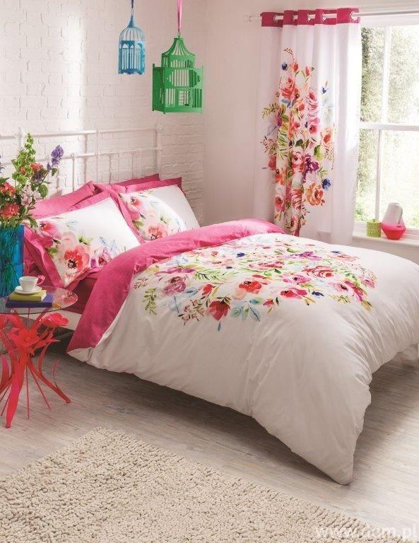sypialni, możesz dobrać tkaniny i dodatki inspirowane trendem sezonu, czyli kwiatowymi akcentami.