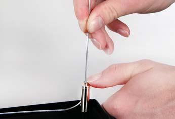 W wyznaczonych miejscach na suficie wywiercić otwory na kołki rozporowe (Ø 10 mm), a następnie przymocuj nimi uchwyt