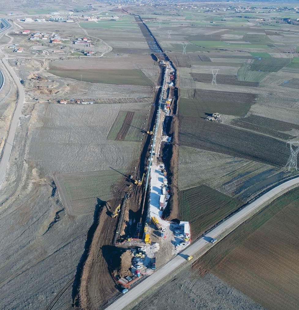 BEZWYKOPOWA BUDOWA Inżynieria Bezwykopowa FOT. 1. Wiercenie Direct Pipe nr 1 rurociąg ułożony w jednym, 600-metrowym odcinku miękkie gleby (żwir) nie stanowią przeszkody i mogą być przekraczane.