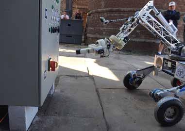Roboterarm Robot arm Saftmaschine Juicer An einem Roboterarm befindet sich