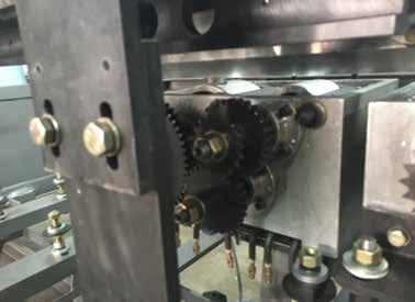 Buchbindemaschine Bookbinding machine Buchbindemaschine Bookbinding machine In einer Einheit aus Klebertank und Getriebe in einer Buchbindemaschine ermöglichen Buchsen die Rotation des Getriebes.
