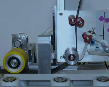 Eine Verpackungsmaschine, bei der Profile mit einem selbstklebenden Tape umwickelt werden, enthält elektrische und pneumatische Antriebe.